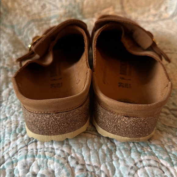 Birkenstock® Buckley Clogs

Color: COGNAC
Width: NARROW (A-B)
Size: 39 - Picture 2 of 4